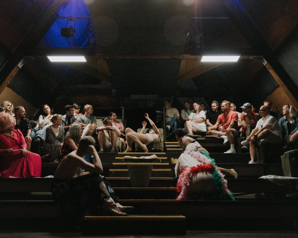 Foto: Karina Klingen Rønning (2024) Innafor, men Uttafor. Arvesen, J. M. H., Reitan, C., Bibby, A., Bratberg, S. B., Johnsen, T. E. Oslo Drag Festival 2024. SALT Art & Music, Pyramiden.