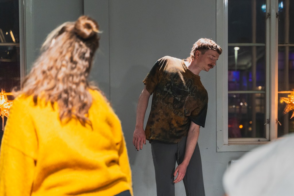 Foto: Jamie Michael Bivard (2024) Workshop i relasjonell bevegelsesimprovisasjon. Jens Martin Hartvedt Arvesen. RadVent. Davvi - Senter for Scenekunst. Rådstua.